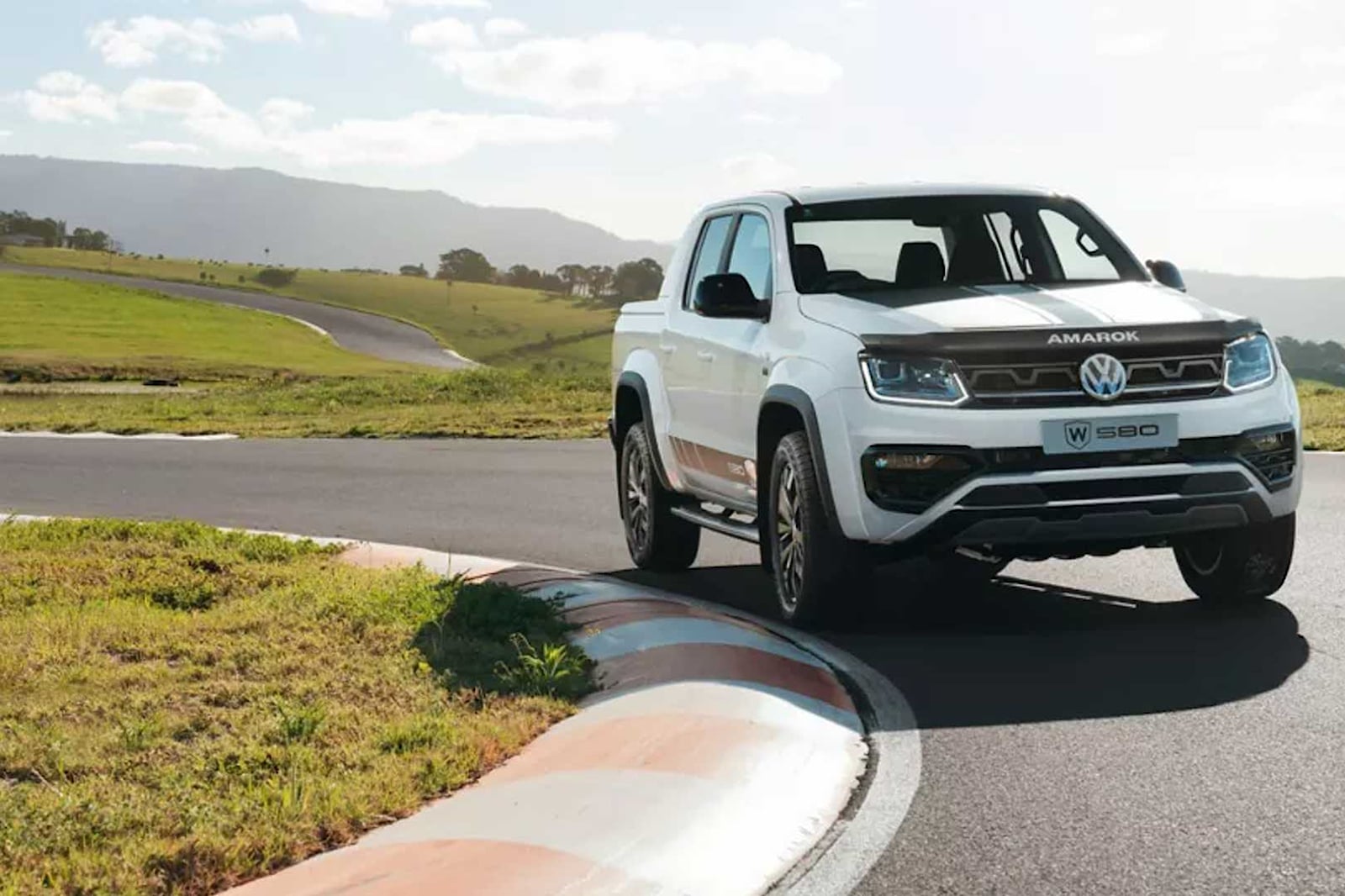 VW Amarok driving real
